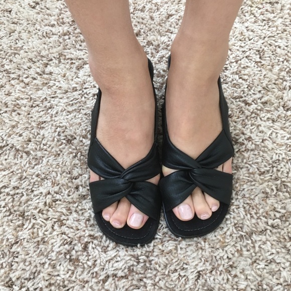 🚫SOLD!!!🚫 LifeStride Black Wedge Slip-On Knot Sandals - Picture 1 of 8